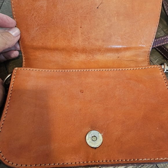 Conte Di Cavour (Italian Vegetable- Tanned Leather) Crossbody Bag - Picture 8 of 15